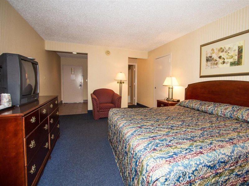 Red Roof Inn & Suites Newport News Exteriör bild