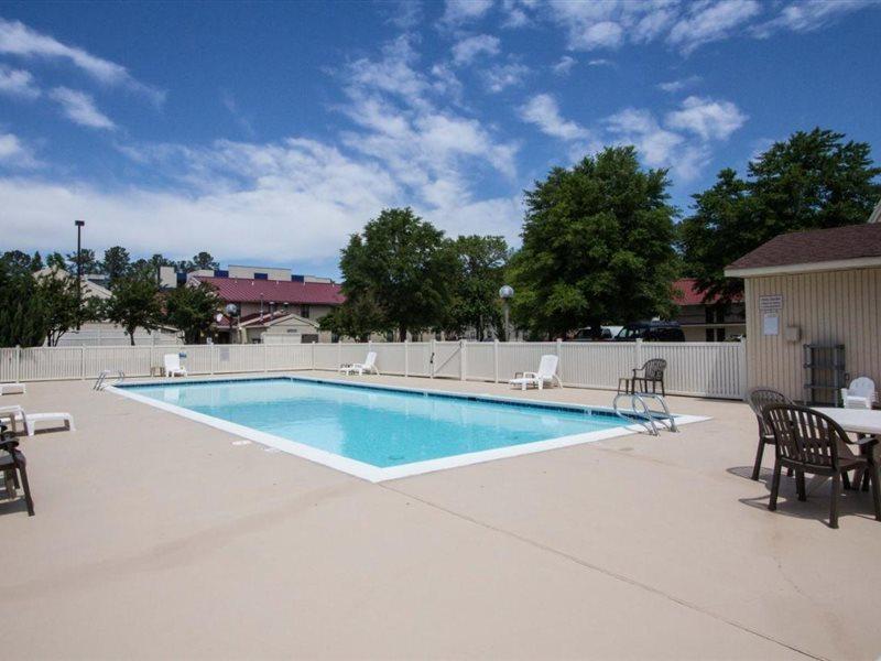 Red Roof Inn & Suites Newport News Exteriör bild