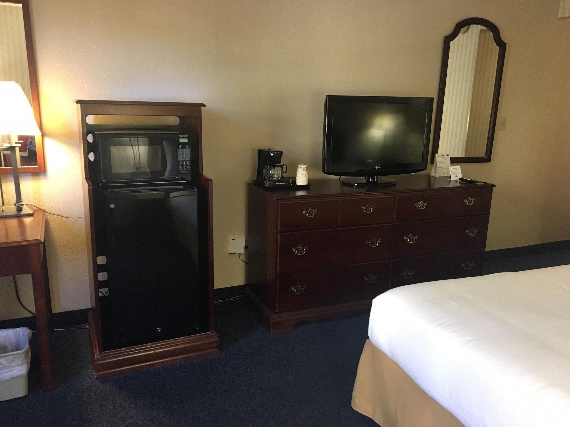 Red Roof Inn & Suites Newport News Exteriör bild