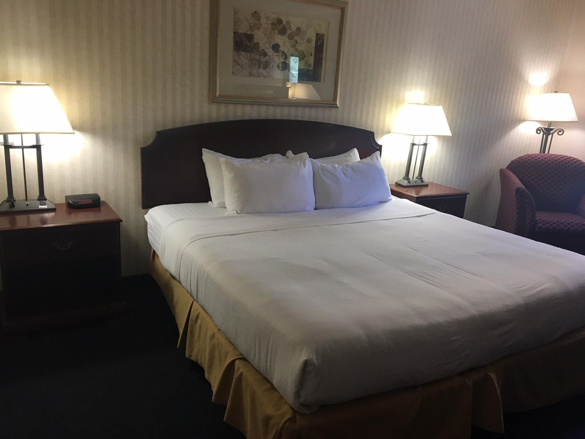 Red Roof Inn & Suites Newport News Exteriör bild