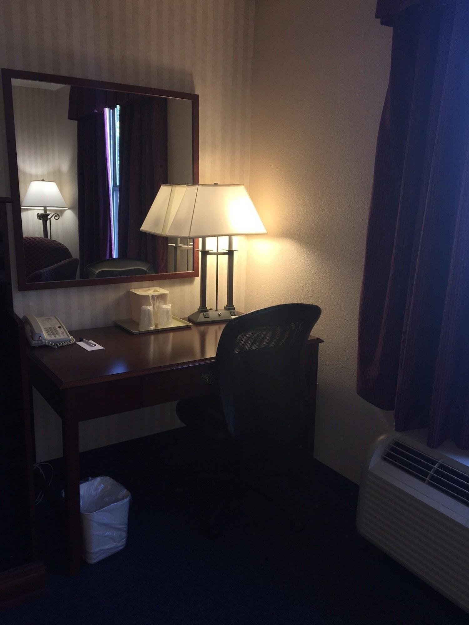 Red Roof Inn & Suites Newport News Exteriör bild