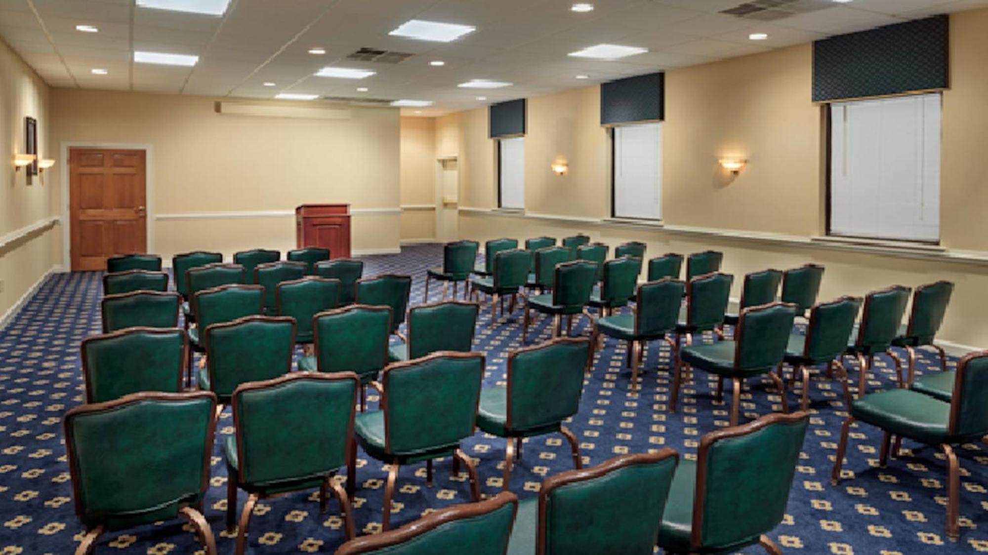 Red Roof Inn & Suites Newport News Exteriör bild